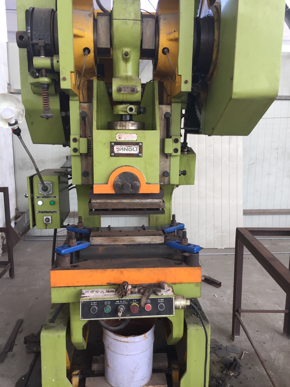 鋼格板沖壓設(shè)備